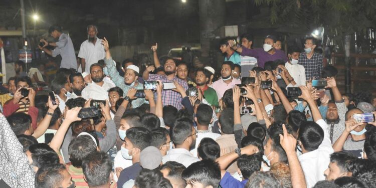 বায়তুল মোকাররমকে রক্তাক্ত এবং সারাদেশে নিরপরাধ মুসল্লীদেরকে হত্যা করে আওয়ামীলীগ স্বাধীনতার সুবর্ণ জয়ন্তিকে কলঙ্কিত করেছে। – ড. শফিকুল ইসলাম মাসুদ