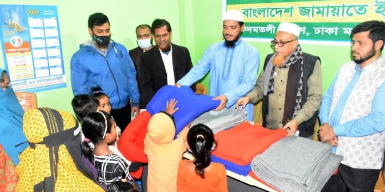 পথশিশু ও অসহায় মানুষের মধ্যে শীতবস্ত্র বিতরণ