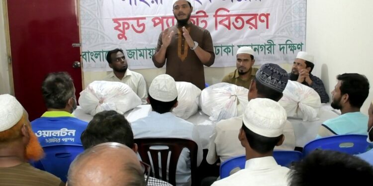 রমনায় জামায়াতের খাদ্য বিতরণ