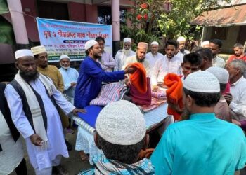 বাউফলে ড. মাসুদের শীতবস্ত্র বিতরণ