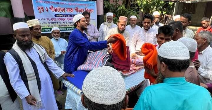 বাউফলে ড. মাসুদের শীতবস্ত্র বিতরণ