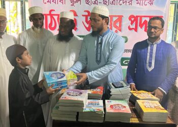 তথাকথিত রাজনীতিবিদরা যখন শিক্ষার্থীদের হাতে অস্ত্র মাদক তুলে দিচ্ছে তখন আমরা তাদের হাতে তুলে দিচ্ছি বই খাতা কলম