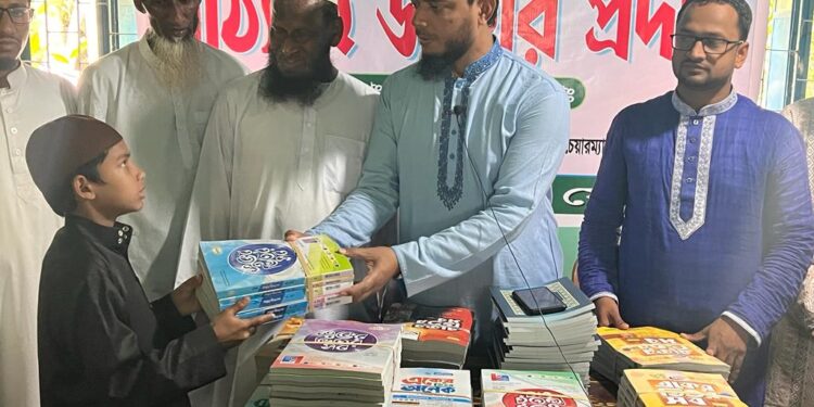 তথাকথিত রাজনীতিবিদরা যখন শিক্ষার্থীদের হাতে অস্ত্র মাদক তুলে দিচ্ছে তখন আমরা তাদের হাতে তুলে দিচ্ছি বই খাতা কলম
