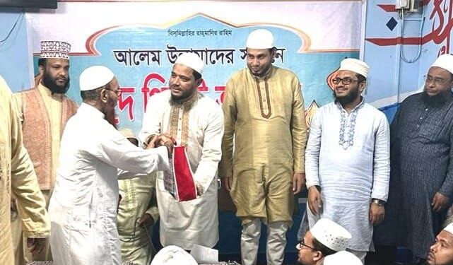 রাজধানীর পল্টনে আলেম ওলামাদের মাঝে “ঈদ উপহার” প্রদান