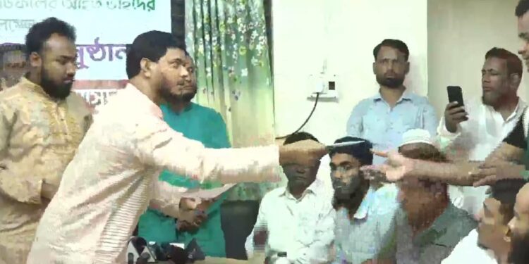 বাউফল উপজেলার বৈষম্য বিরোধী ছাত্র জনতার আন্দোলনে ১৫ জন গুলিবিদ্ধ গুরুতর আহতদের চিকিৎসায় ড. মাসুদের আর্থিক সহযোগিতা প্রদান