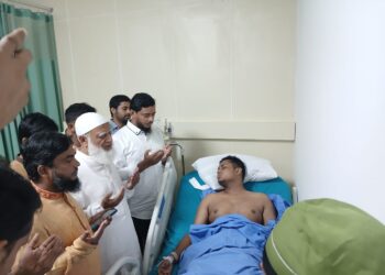 রাষ্ট্রের একটা বাহিনীর কতিপয়  দুবৃত্তদের হামলায় আহত বৈষম্যবিরোধী ছাত্র আন্দোলনের অন্যতম প্রধান সমন্বয়ক হাসনাত আব্দুল্লাহকে হাসপাতালে দেখতে যান আমীরে জামায়াত ডা. শফিকুর রহমান।