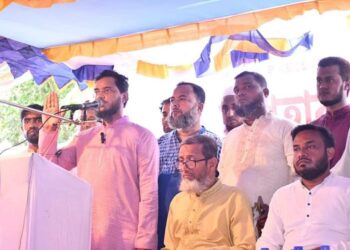 ঢাকা মহানগরী দক্ষিণ জামায়াত কুমিল্লায় বন্যার্তদের মাঝে উপহার সামগ্রী বিতরণ করে