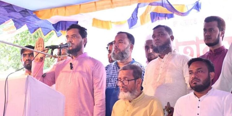 ঢাকা মহানগরী দক্ষিণ জামায়াত কুমিল্লায় বন্যার্তদের মাঝে উপহার সামগ্রী বিতরণ করে