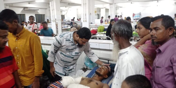 সড়ক দুর্ঘটনায় আহত নাজমুলের চিকিৎসার পাশাপাশি আত্মকর্মসংস্থানেরও ব্যবস্থা করে দেয়া হবে-  ড.শফিকুল ইসলাম মাসুদ