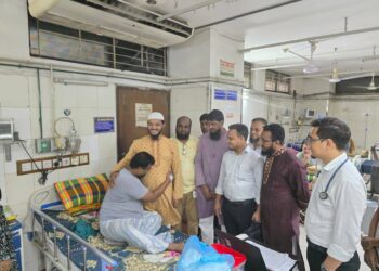 ঢাকা মহানগরী দক্ষিণ জামায়াতের অফিস পরিবারের সদস্য মো. আমিনুল ইসলামের শয্যা পাশে ড. শফিকুল ইসলাম মাসুদ