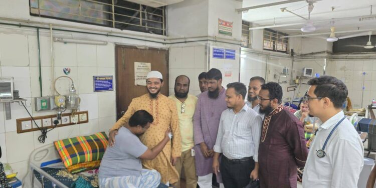 ঢাকা মহানগরী দক্ষিণ জামায়াতের অফিস পরিবারের সদস্য মো. আমিনুল ইসলামের শয্যা পাশে ড. শফিকুল ইসলাম মাসুদ