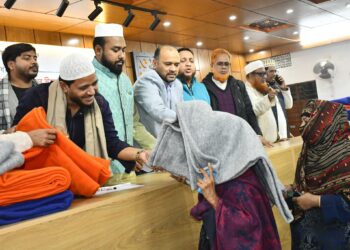 ঢাকাস্থ বাউফলের দুস্থদের মাঝে শীতবস্ত্র উপহার দিলেন ড. মাসুদ