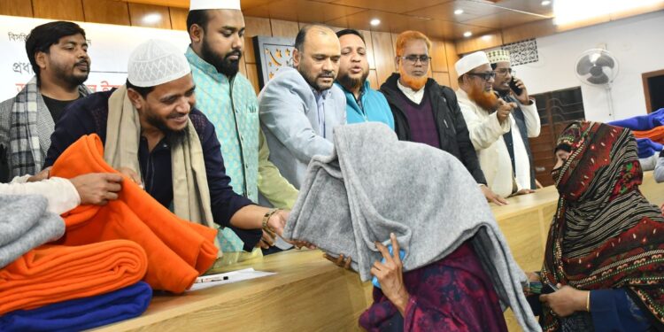 ঢাকাস্থ বাউফলের দুস্থদের মাঝে শীতবস্ত্র উপহার দিলেন ড. মাসুদ