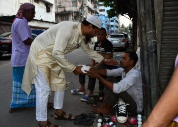 রিকশা-ভ্যান চালক ও দিনমজুরের মাঝে ইফতার বিতরণ
