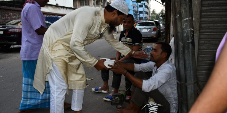 রিকশা-ভ্যান চালক ও দিনমজুরের মাঝে ইফতার বিতরণ