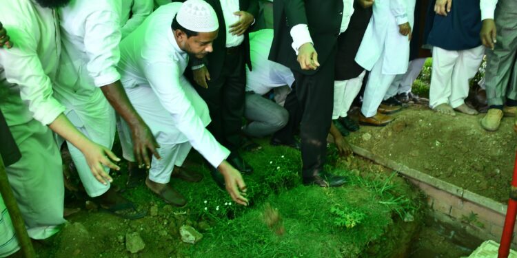 শ্রদ্ধা-ভালোবাসায় চিরনিদ্রায় শায়িত ব্যারিস্টার আব্দুর রাজ্জাক