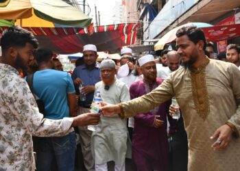 তীব্র তাপদাহে তৃষ্ণার্ত পথচারীদের মাঝে জামায়াতে ইসলামীর সপ্তাহব্যাপী সুপেয় পানি বিতরণ কর্মসূচির উদ্বোধন