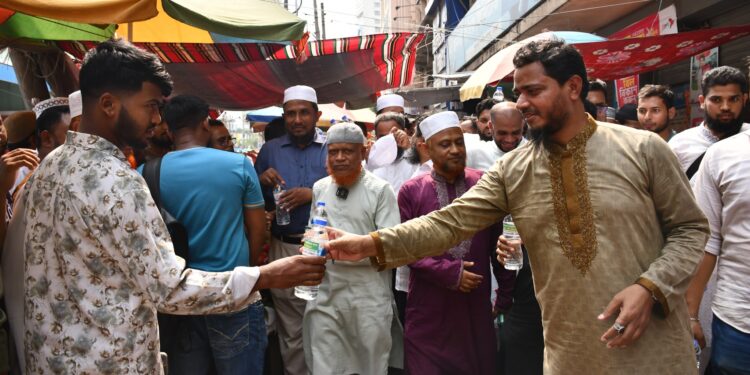 তীব্র তাপদাহে তৃষ্ণার্ত পথচারীদের মাঝে জামায়াতে ইসলামীর সপ্তাহব্যাপী সুপেয় পানি বিতরণ কর্মসূচির উদ্বোধন