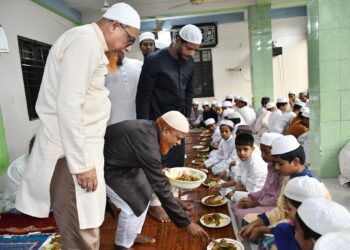 মজলুম জননেতা এটিএম আজহারুল ইসলামের কারামুক্তিতে এতিম শিশুদের সঙ্গে জামায়াত নেতৃবৃন্দের মধ্যাহ্নভোজ