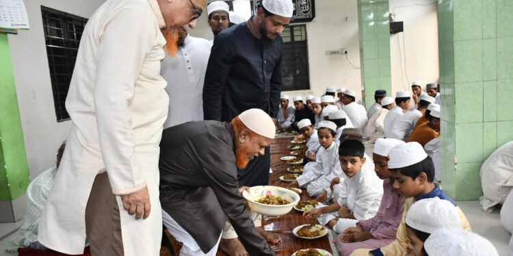 মজলুম জননেতা এটিএম আজহারুল ইসলামের কারামুক্তিতে এতিম শিশুদের সঙ্গে জামায়াত নেতৃবৃন্দের মধ্যাহ্নভোজ