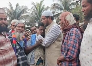 ধুলিয়া ইউনিয়নে অগ্নিকাণ্ডে ক্ষতিগ্রস্তদের পাশে ড. শফিকুল ইসলাম মাসুদ