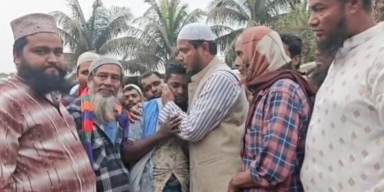 ধুলিয়া ইউনিয়নে অগ্নিকাণ্ডে ক্ষতিগ্রস্তদের পাশে ড. শফিকুল ইসলাম মাসুদ