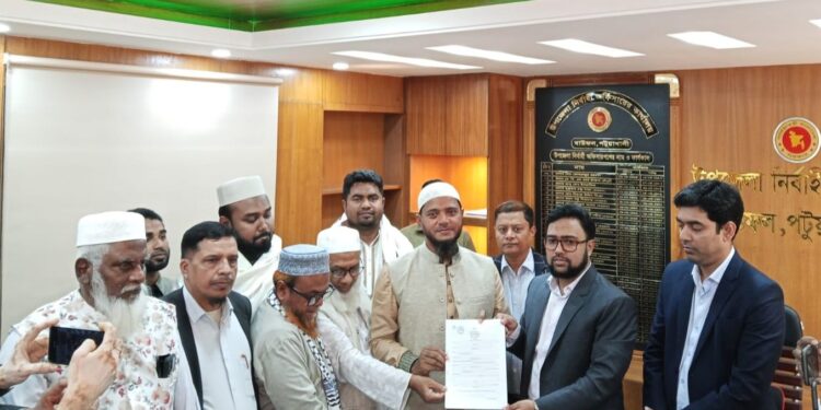 বাউফলে পরিবর্তনের ডাক: বিপুল উৎসাহে ড. শফিকুল ইসলাম মাসুদের মনোনয়নপত্র সংগ্রহ