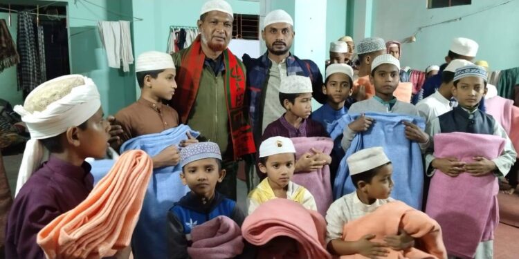 উষ্ণতার পরশ: শিক্ষার্থীদের জন্য ড. শফিকুল ইসলাম মাসুদের কম্বল উপহার