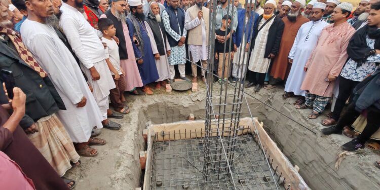 ধুলিয়া ইউনিয়নে অগ্নিকাণ্ডে ক্ষতিগ্রস্তদের পাশে ড. শফিকুল ইসলাম মাসুদ