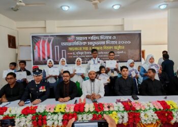 শিক্ষার্থীদের হাতে পুরস্কার তুলে দিচ্ছেন বাউফলের খাদেম ড. শফিকুল ইসলাম মাসুদ এমপি