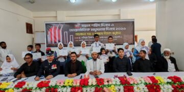 শিক্ষার্থীদের হাতে পুরস্কার তুলে দিচ্ছেন বাউফলের খাদেম ড. শফিকুল ইসলাম মাসুদ এমপি