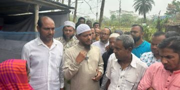 বাউফল সদর ইউনিয়নের ২নং ওয়ার্ডের ভুবনশাহ্ কাচারিতে দুর্বৃত্ত কর্তৃক ক্ষতিগ্রস্ত মন্দির পরিদর্শন ও স্থানীয় সনাতন ধর্মাবলম্বীদের সাথে মতবিনিময় করেছেন পটুয়াখালী-২ আসনের মাটি ও মানুষের নেতা ডক্টর শফিকুল ইসলাম মাসুদ