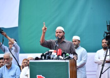 গণভোটের রায় বাস্তবায়ন ও জনদুর্ভোগ লাঘবের দাবিতে ১১ দলীয় ঐক্যের বিশাল গণমিছিল