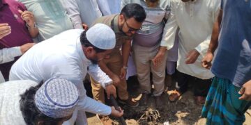 তীব্র রোদ আর গরমকে উপেক্ষা করে নিজে কোদাল হাতে মাটিতে নেমে গেলেন বাউফলের গণমানুষের পরম আপনজন, পটুয়াখালী-২ (বাউফল) আসনের মাননীয় সংসদ সদস্য ড. শফিকুল ইসলাম মাসুদ এমপি