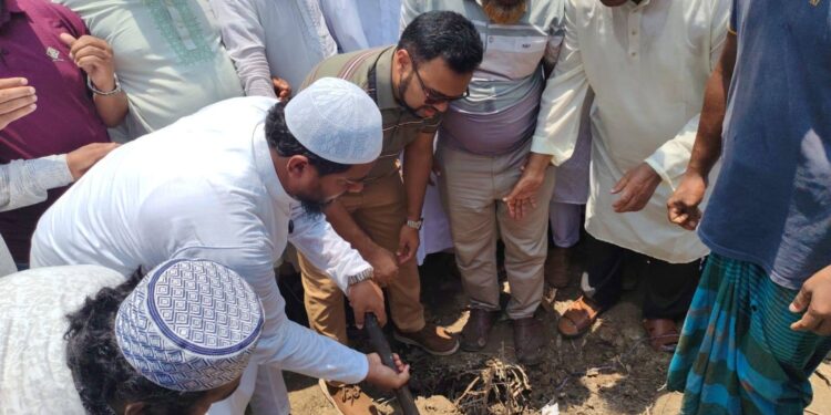 তীব্র রোদ আর গরমকে উপেক্ষা করে নিজে কোদাল হাতে মাটিতে নেমে গেলেন বাউফলের গণমানুষের পরম আপনজন, পটুয়াখালী-২ (বাউফল) আসনের মাননীয় সংসদ সদস্য ড. শফিকুল ইসলাম মাসুদ এমপি