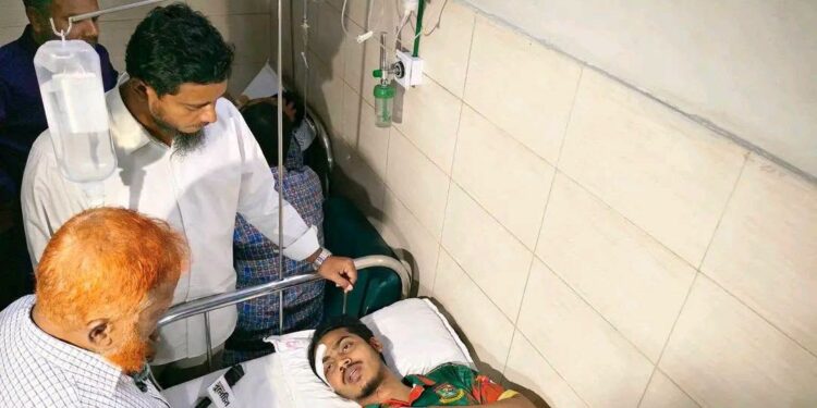 জগন্নাথ বিশ্ববিদ্যালয়ে ছাত্রদলের সন্ত্রাসী হামলায় আহতদের দেখতে হাসপাতালে জামায়াত নেতৃবৃন্দ