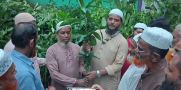 শ্রমজীবী মানুষের হাতে ফলজ গাছের চারা তুলে দিলেন বাউফলের গণমানুষের সেবক ড. শফিকুল ইসলাম মাসুদ এমপি