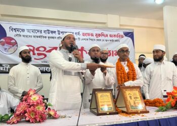 বাউফলে বিশ্বজয়ী হাফেজ জাকারিয়াকে ড. মাসুদ এমপির সংবর্ধনা, অর্ধলাখ টাকা উপহার