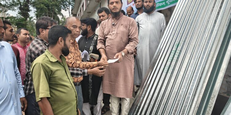 বাউফলে ক্ষতিগ্রস্ত পরিবারের মাঝে ঢেউটিন ও নগদ অর্থ বিতরণ