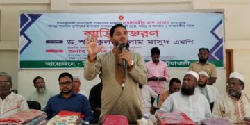 শারদীয় দুর্গাপূজা উপলক্ষে বাউফলে অসহায় ও দুস্থ ৩শ পরিবারের মাঝে শাড়ি বিতরণ