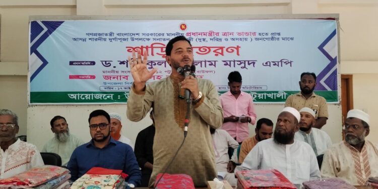 শারদীয় দুর্গাপূজা উপলক্ষে বাউফলে অসহায় ও দুস্থ ৩শ পরিবারের মাঝে শাড়ি বিতরণ