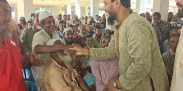 বাউফলে প্রজনন মৌসুমে ইলিশ আহরণে বিরত থাকা জেলে পরিবারের মাঝে চাল বিতরণ