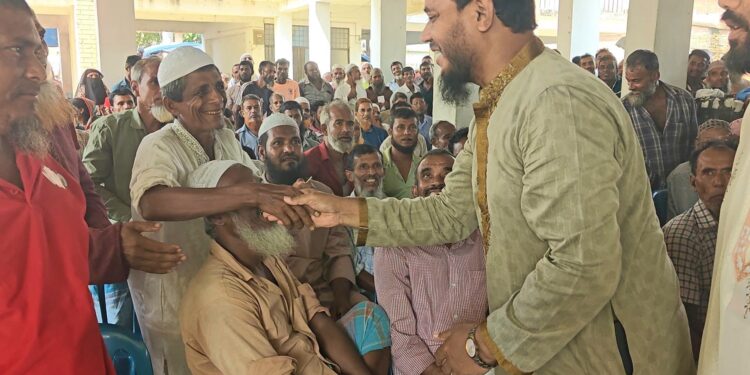 বাউফলে প্রজনন মৌসুমে ইলিশ আহরণে বিরত থাকা জেলে পরিবারের মাঝে চাল বিতরণ