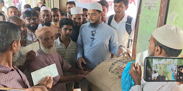 গাজীর বাজারে অগ্নিকাণ্ডে ক্ষতিগ্রস্ত ছয় ব্যবসায়ীকে ৫০ কেজি করে চাল ও আর্থিক সহায়তা দিলেন ড. শফিকুল ইসলাম মাসুদ এমপি ও উপজেলা প্রশাসন
